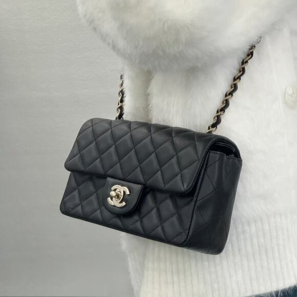 Classic CHANEL Bag: A Stylish and Versatile Choice for Elegance - Picture 1 of 4